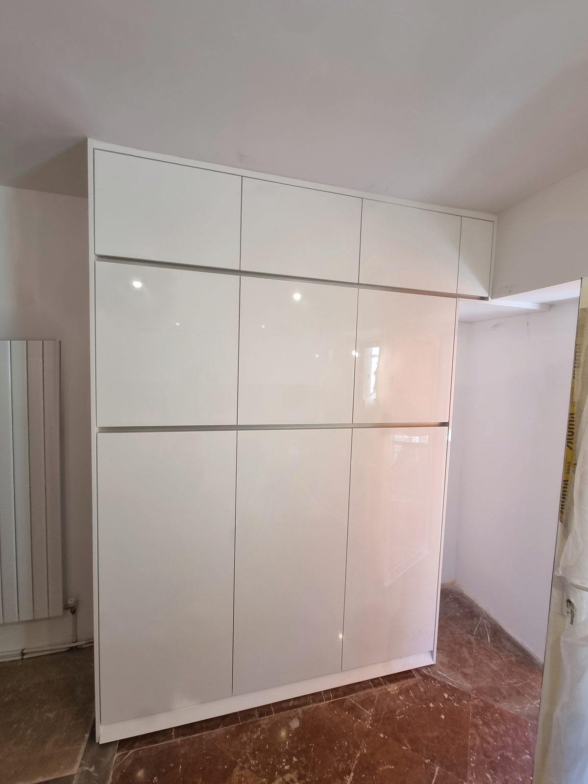 Λευκά High Gloss ντουλάπια κουζίνας χωρίς χερούλια, με κανάλια Gola