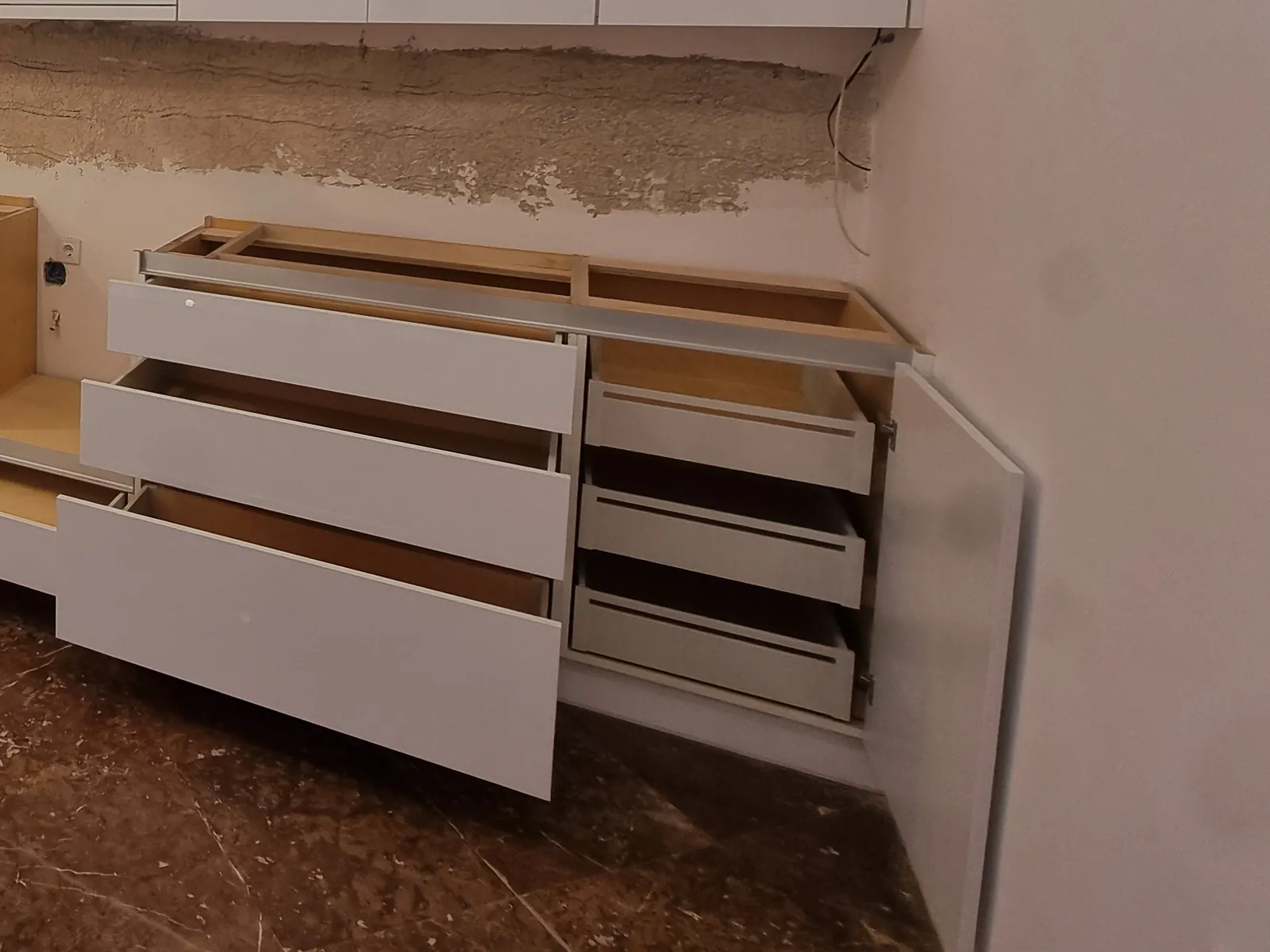 Ανοιχτά συρτάρια με φρένο και εσωτερικά συρτάρια