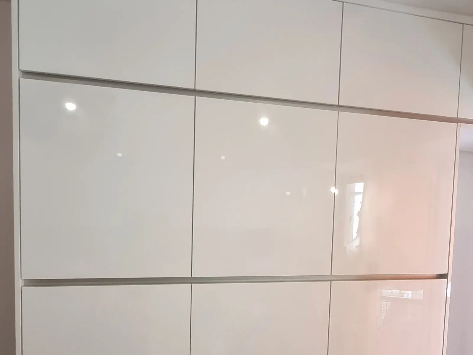 Λευκά High Gloss ντουλάπια κουζίνας χωρίς χερούλια, με κανάλια Gola