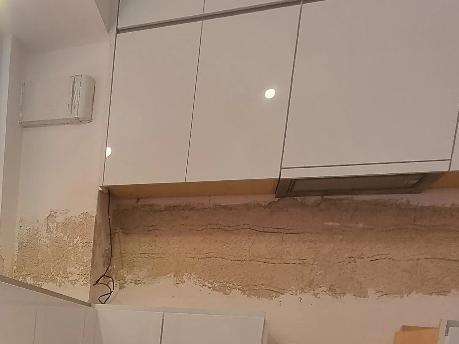 Εντοιχισμένο πλυντήριο πιάτων και απορροφητήρας με λαβή από το ίδιο High Gloss πάνελ